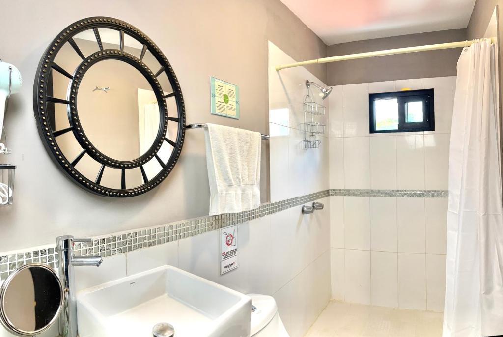 a bathroom with a sink and a mirror at Hotel Boutique Valverde Santa Elena in San Salvador