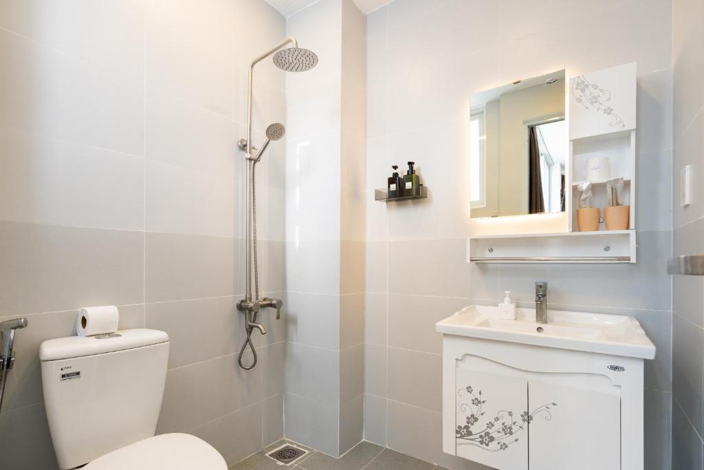 Phòng tắm tại Ekomo Home - Central Saigon