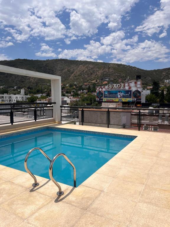 una piscina en la azotea de un edificio en Depto Tatiana zona céntrica Carlos Paz en Villa Carlos Paz