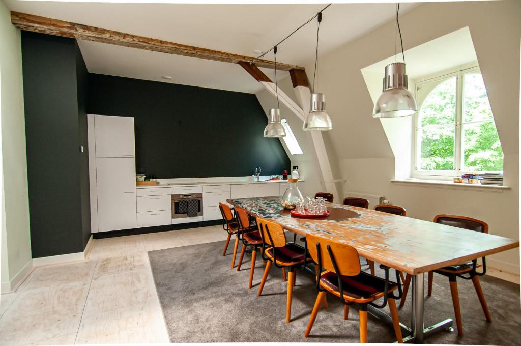 een eetkamer met een grote tafel en stoelen bij Bird Deventer in Deventer