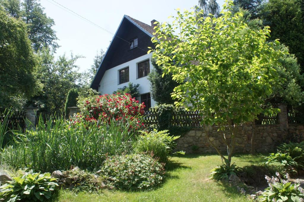 a garden in front of a white house at Góralska Osada Karpacz -Wood House 8 osobowy Dom Lux in Karpacz