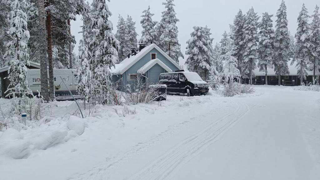un coche aparcado frente a una casa en la nieve en Arctic-maja A en Kittilä