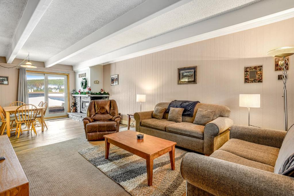 sala de estar con sofá y mesa en Ski and Racquet Club Condo en Breckenridge