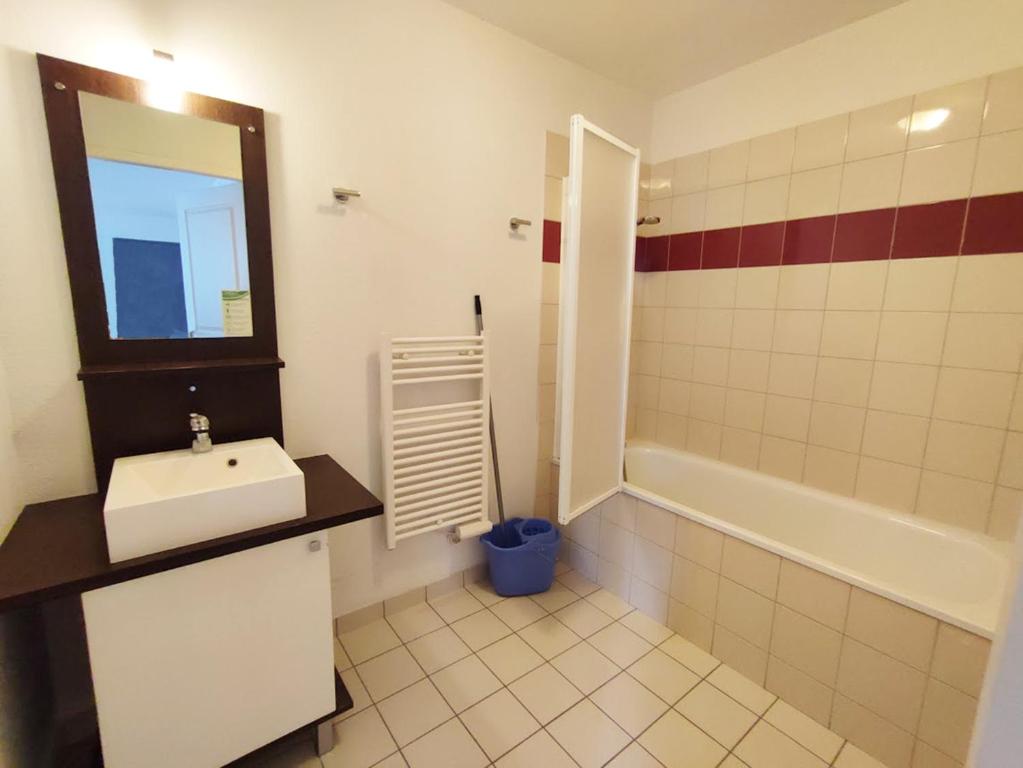 Kúpeľňa v ubytovaní Le Venasque, T2, centre Luchon, wifi, casier à ski, ascenseur, 4 personnes