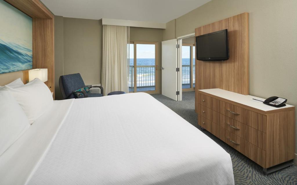 Crowne Plaza Melbourne-Oceanfront, an IHG Hotel - One-Bedroom Suite With Sofa Bed