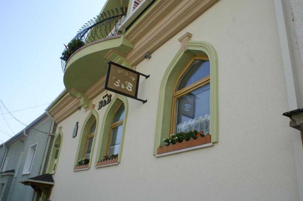 ein Gebäude mit einer Uhr auf der Seite in der Unterkunft Bianco in Sopron