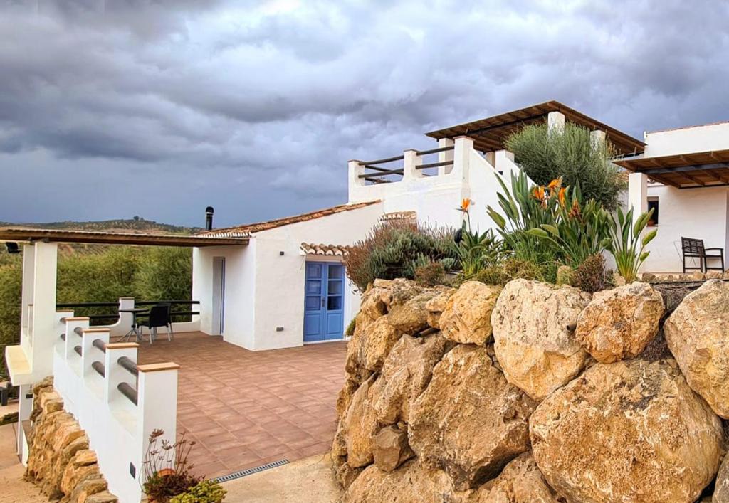 Casa con pared de piedra y patio en Casita Zayas - Guesthouse, en Periana