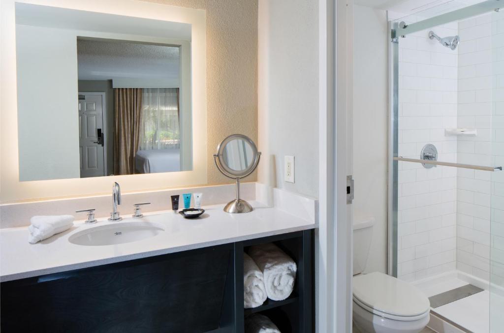 Crowne Plaza Melbourne-Oceanfront, an IHG Hotel - Standard Queen Room - Oceanfront