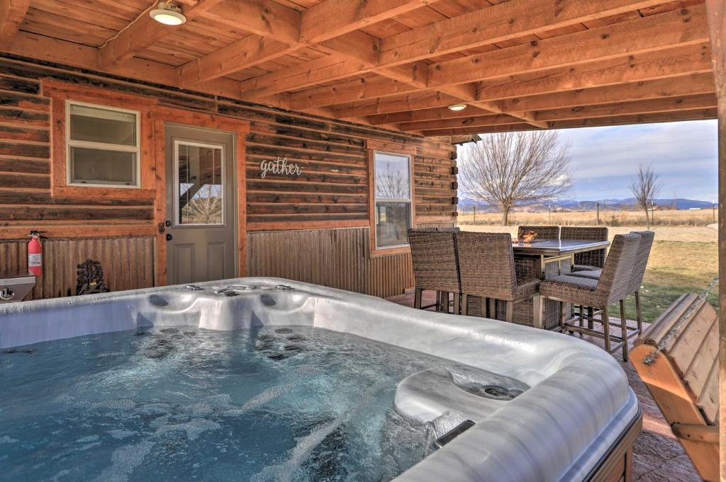 einen großen Whirlpool in einer Hütte mit einem Tisch in der Unterkunft Secluded Cabin with Hot Tub, Game Room and Views! in Durango