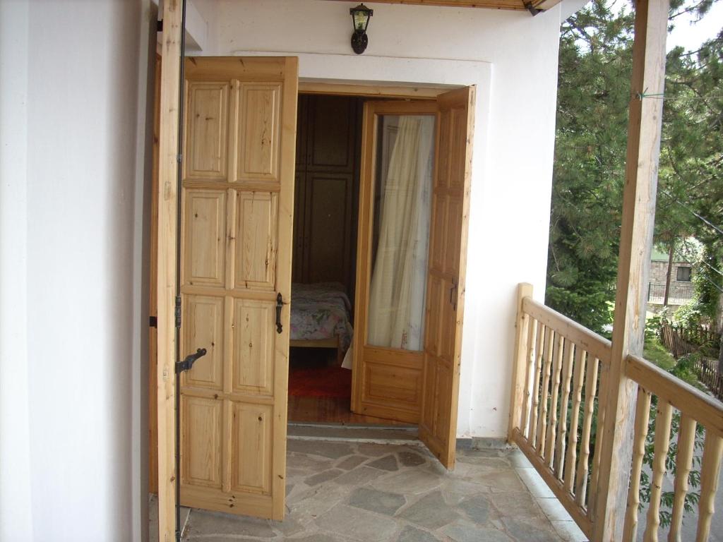 a door leading into a room with a bedroom at Μεζονέτα στην λίμνη Πλαστήρα in Neráïda