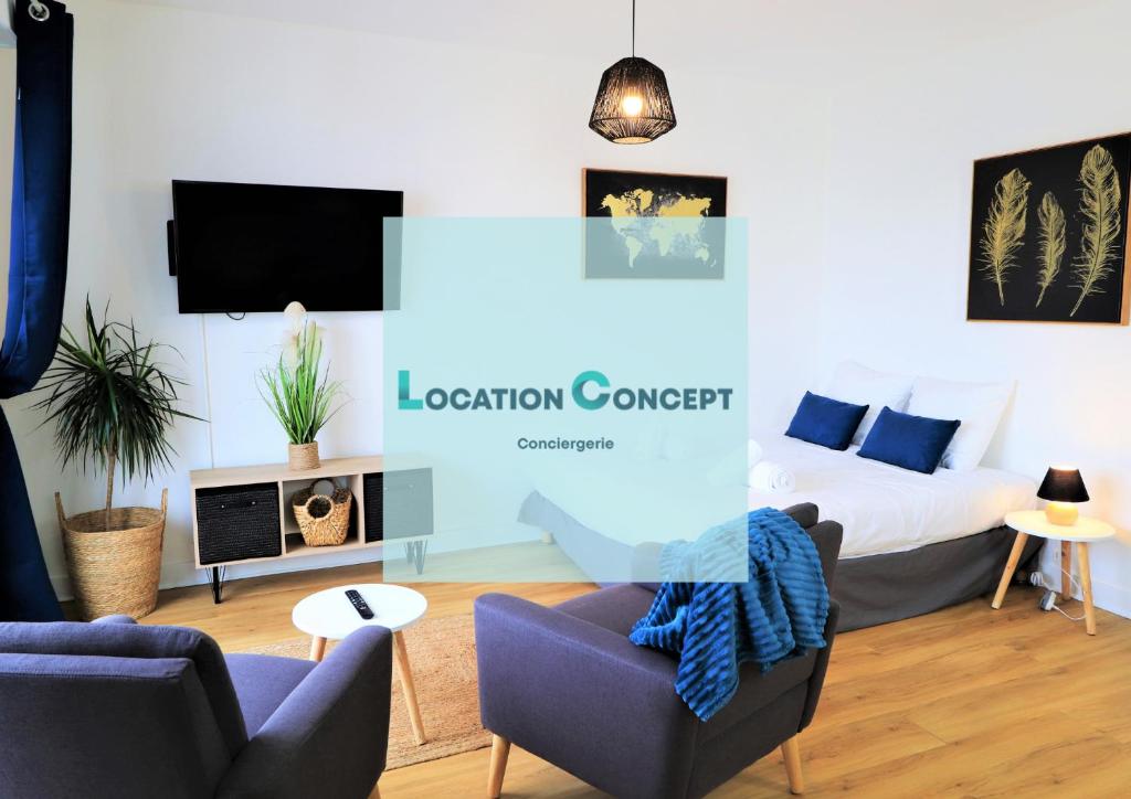 um quarto com uma cama e duas cadeiras e uma televisão em L'ECRIN Logement tout confort wifi, centre-ville, parking privé em Vannes