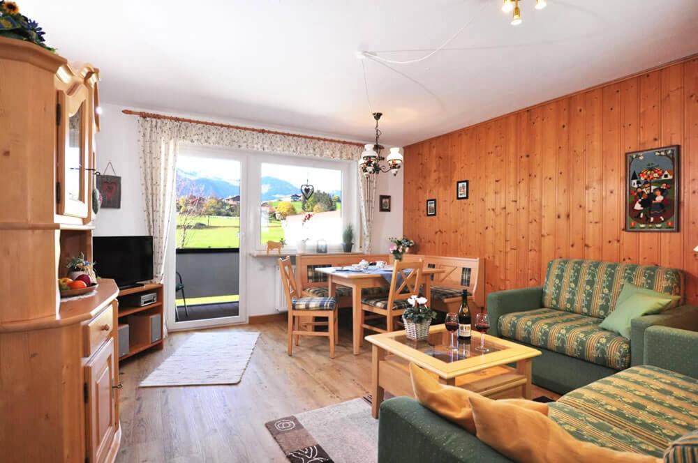 sala de estar con sofá y mesa en Bergblick-Seitz en Fischen