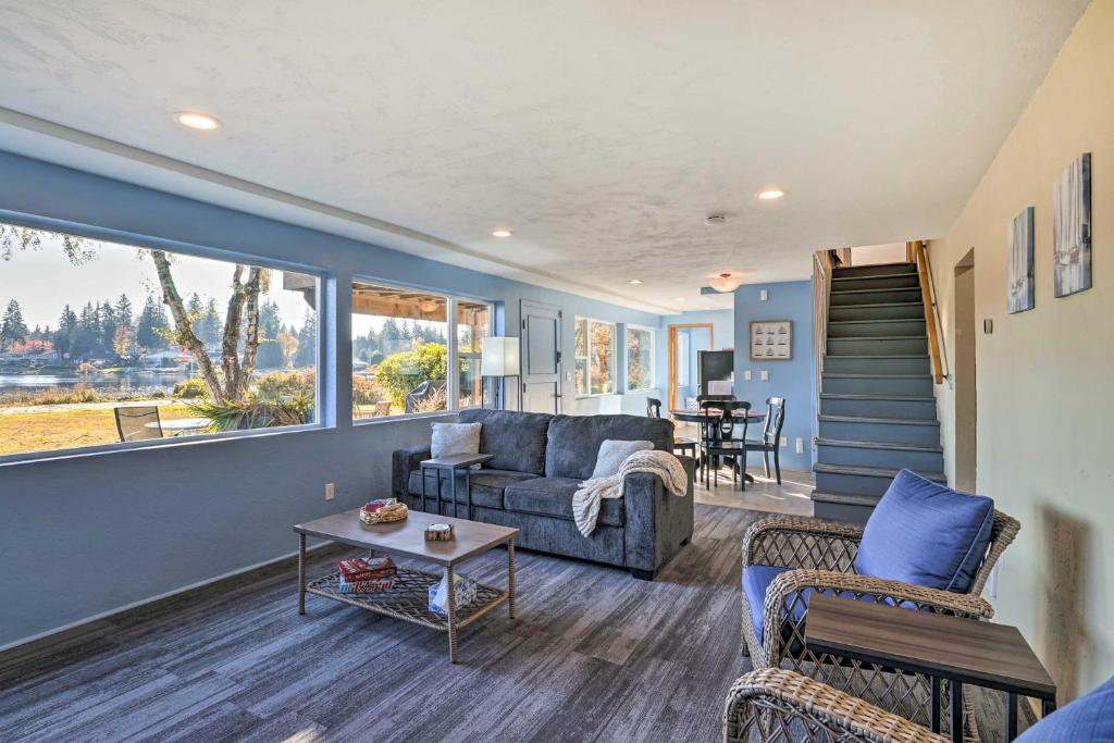 Istumisnurk majutusasutuses Lakefront Seattle Area House with Private Deck!