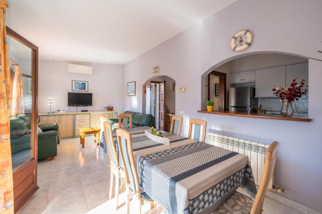 Televízia a/alebo spoločenská miestnosť v ubytovaní Holiday Home Mila