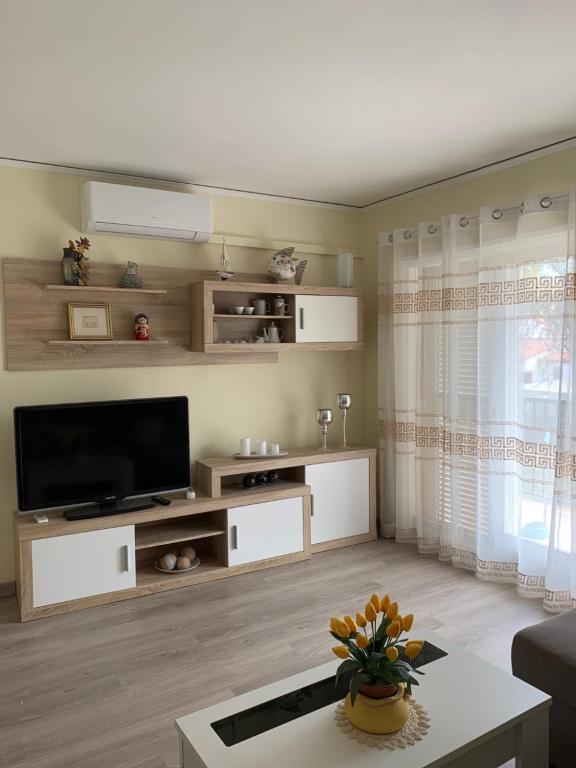 a living room with a tv and a couch at Encantador apartamento en Dénia primera línea. in Denia