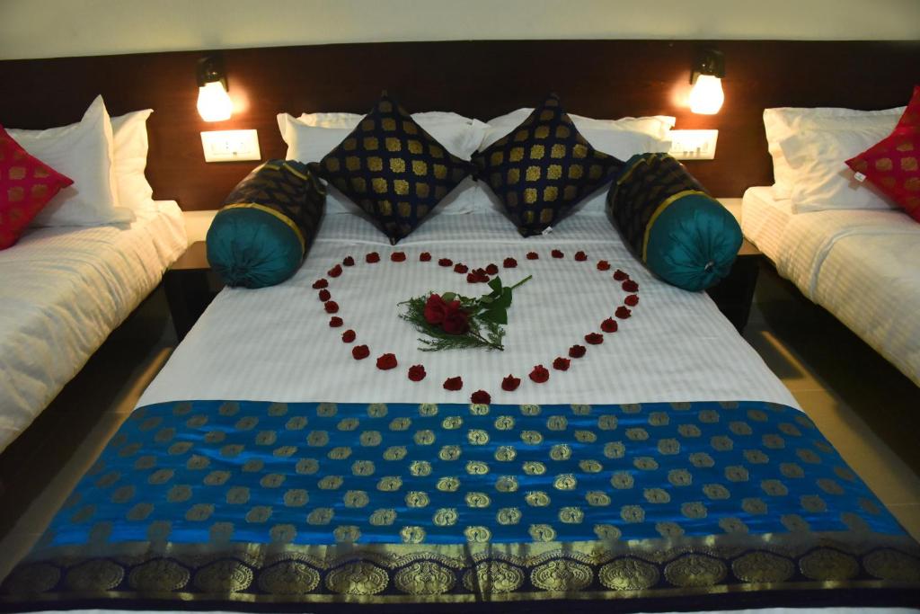 Postel nebo postele na pokoji v ubytování Kumbakonam Inn Hotels - Kumbakonam Inn Stay