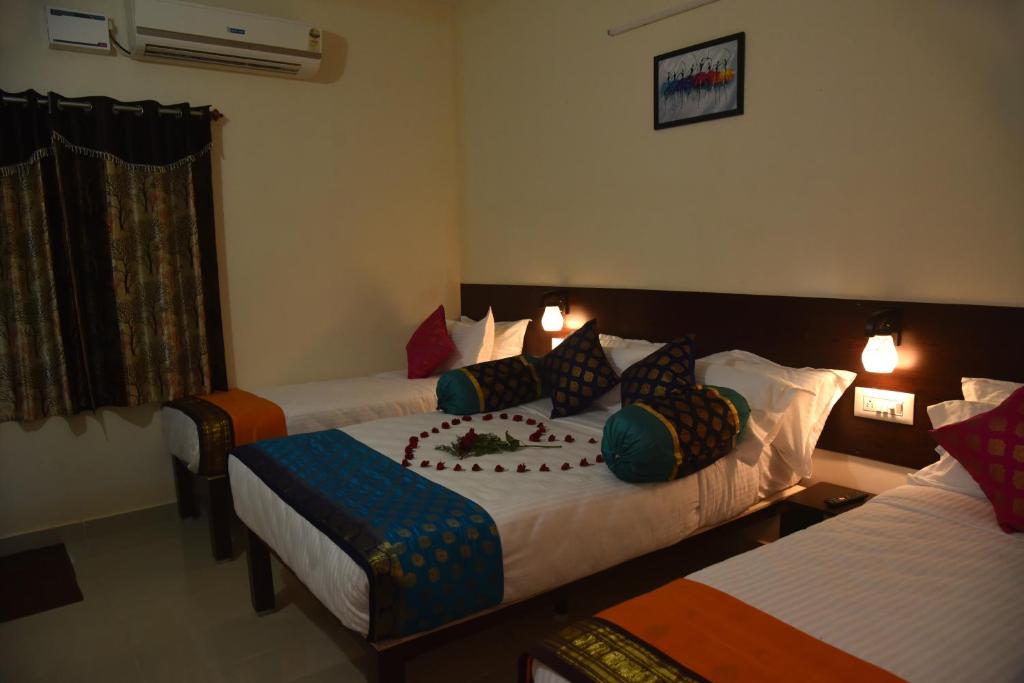 Postel nebo postele na pokoji v ubytování Kumbakonam Inn Hotels - Kumbakonam Inn Stay