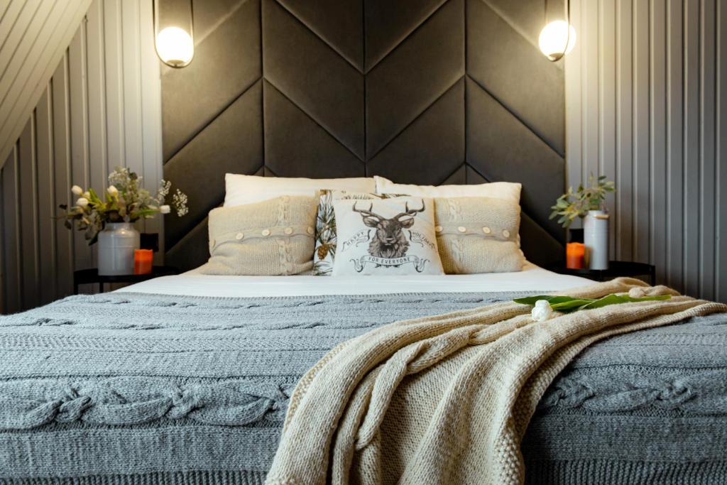 - une chambre avec un grand lit et un oreiller de vache dans l'établissement Rezydencja Silverton - ping pong, piłkarzyki w obiekcie, à Białka Tatrzańska