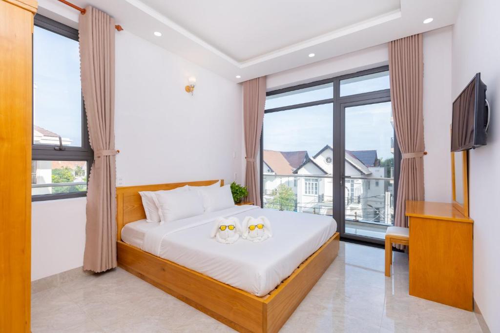 ブンタウにあるMinh Phước Villa 12 Kim Ngânのベッドルーム1室(ベッド1台、動物2匹付)
