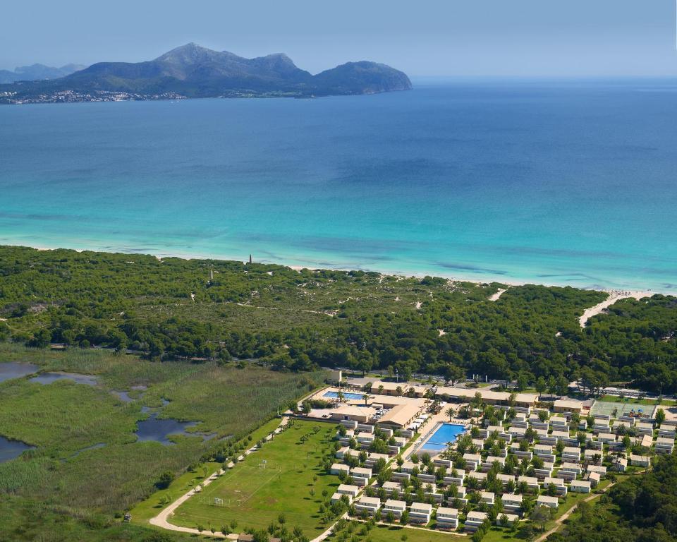 eine Luftansicht eines Resorts am Meer in der Unterkunft Valentin Playa de Muro in Playa de Muro