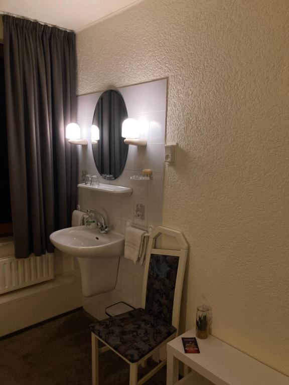 
Twin Room with Shared Bathroom
