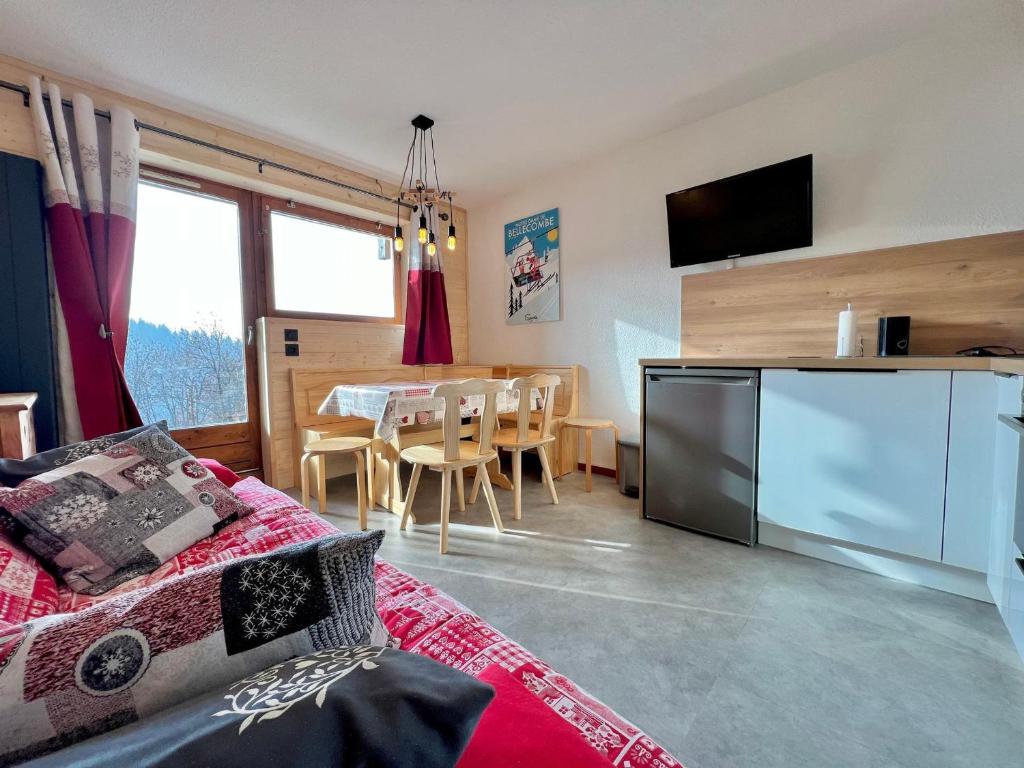 salon z łóżkiem i jadalnią w obiekcie Appartement rénové avec terrasse, proche ski-bus et commerces, Notre-Dame-de-Bellecombe - FR-1-505-178 w mieście Notre-Dame-de-Bellecombe