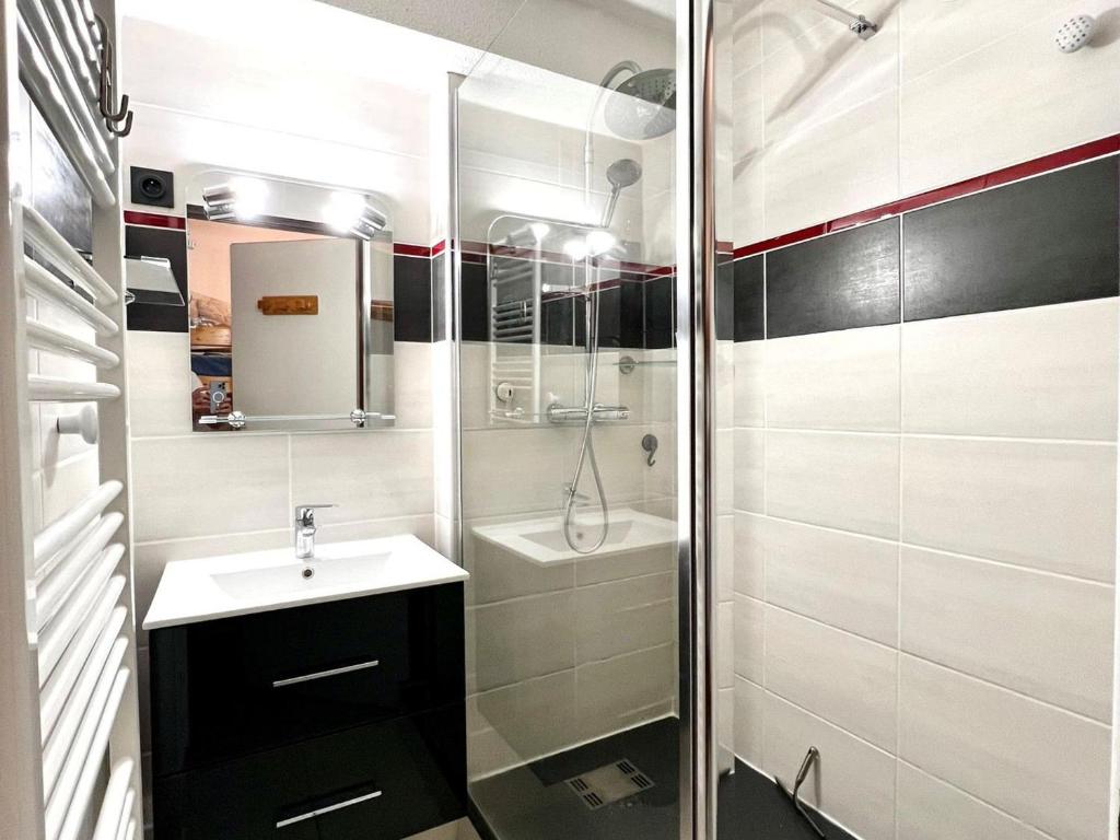 łazienka z umywalką i prysznicem w obiekcie Appartement rénové avec terrasse, proche ski-bus et commerces, Notre-Dame-de-Bellecombe - FR-1-505-178 w mieście Notre-Dame-de-Bellecombe
