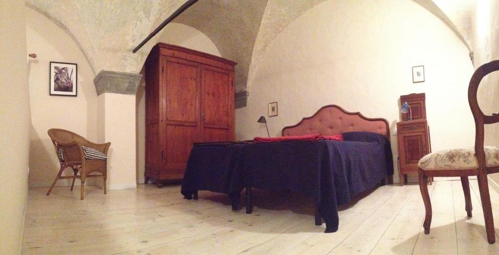 1 dormitorio con 1 cama con mesa y sillas en Bargello121, en Florencia