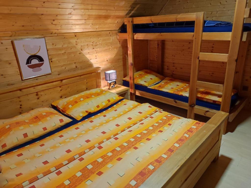 Postel nebo postele na pokoji v ubytování Chaty ve Ski-relax Avalanche Dolní Moravice