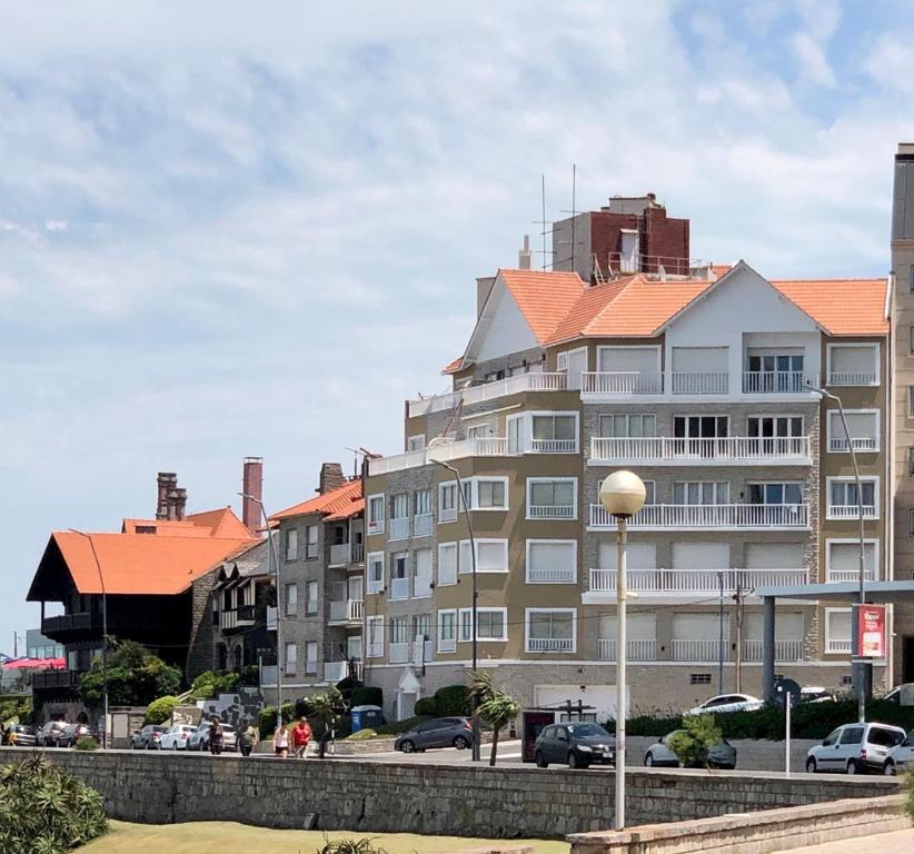 un gran edificio de apartamentos con techo naranja en Depto 3 Ambientes Zona Playa Grande Frente al Mar en Mar del Plata