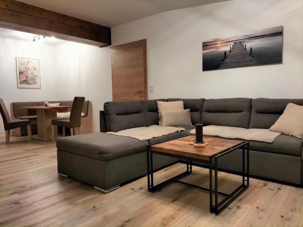 - un salon avec un canapé et une table dans l'établissement Appartement Seeleben, à Bodensdorf