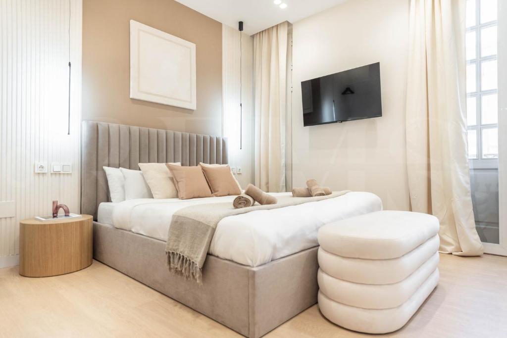 Posteľ alebo postele v izbe v ubytovaní Sophisticated apartment with balcony & city views by REMS