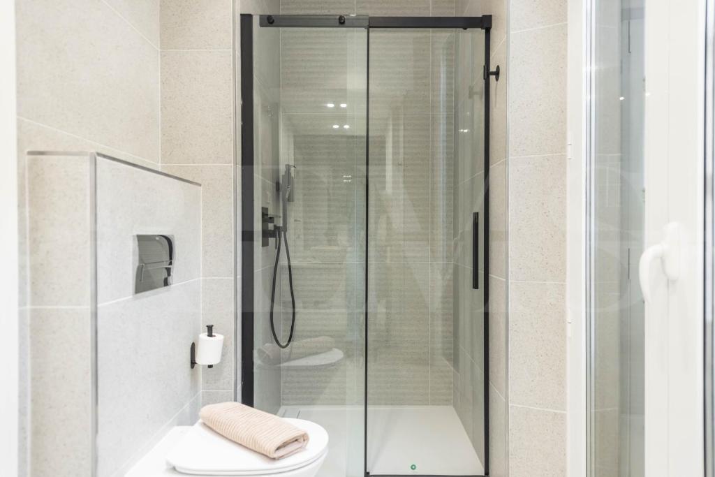Kúpeľňa v ubytovaní Sophisticated apartment with balcony & city views by REMS