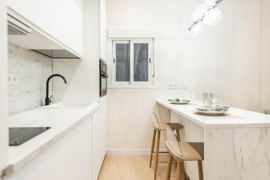 Kuchyňa alebo kuchynka v ubytovaní Sophisticated apartment with balcony & city views by REMS