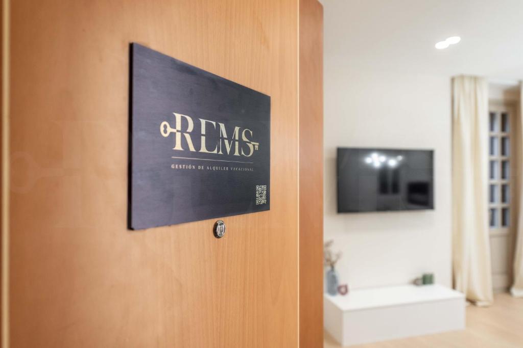 Certifikát, ocenenie alebo iný dokument vystavený v ubytovaní Sophisticated apartment with balcony & city views by REMS