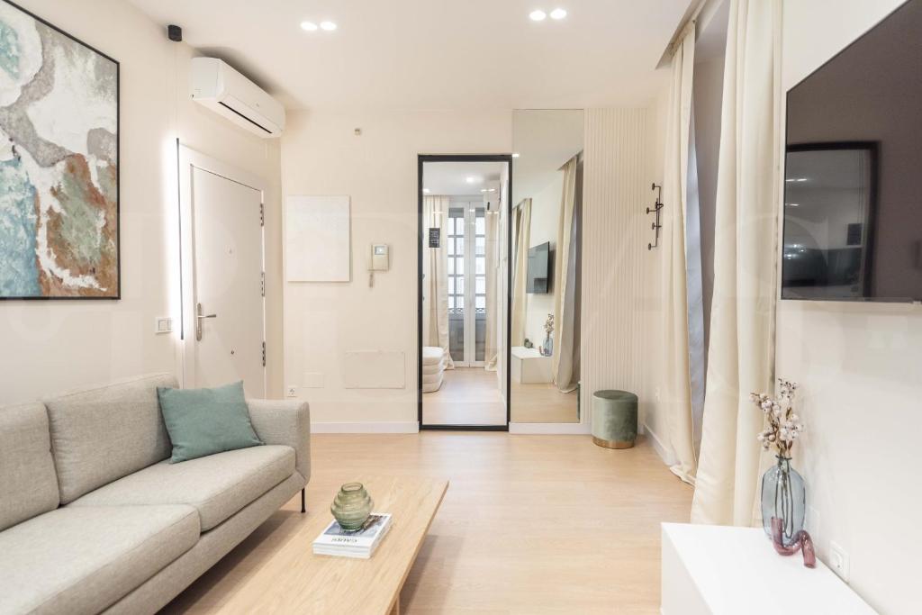 Posedenie v ubytovaní Sophisticated apartment with balcony & city views by REMS