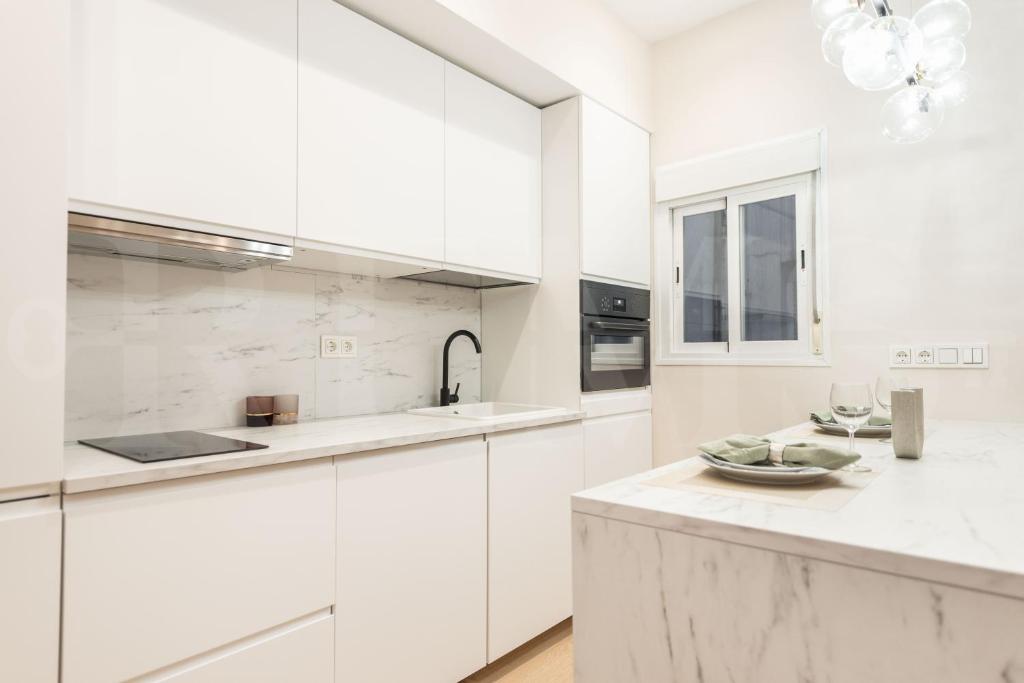 Kuchyňa alebo kuchynka v ubytovaní Sophisticated apartment with balcony & city views by REMS
