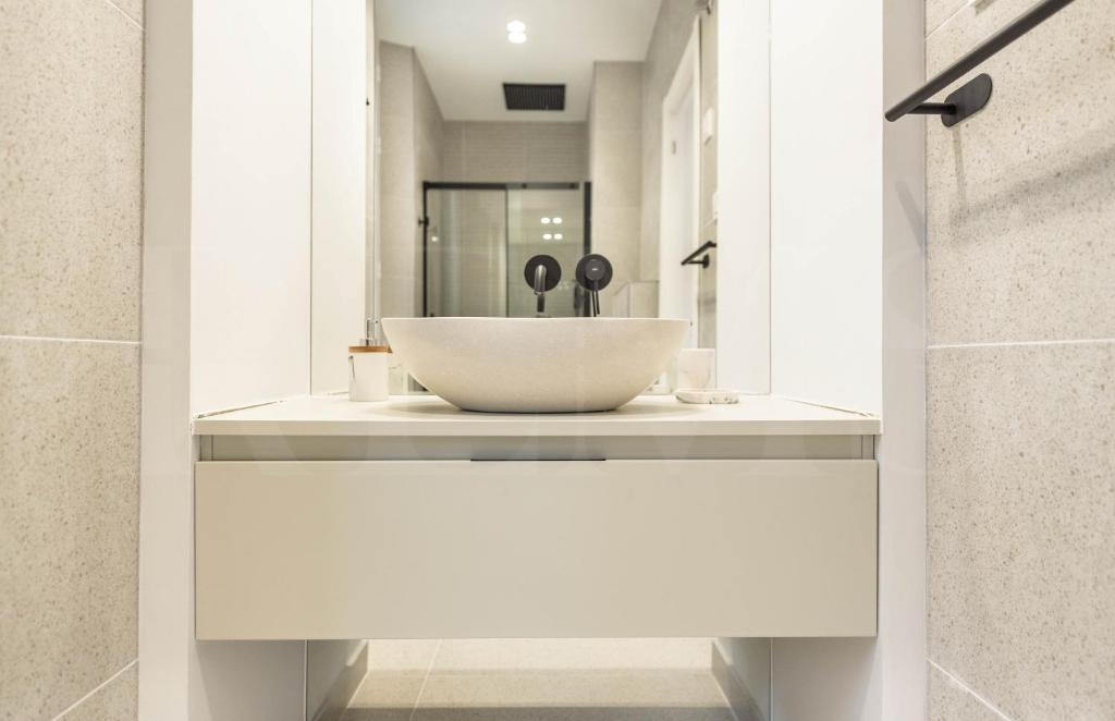 Kúpeľňa v ubytovaní Sophisticated apartment with balcony & city views by REMS