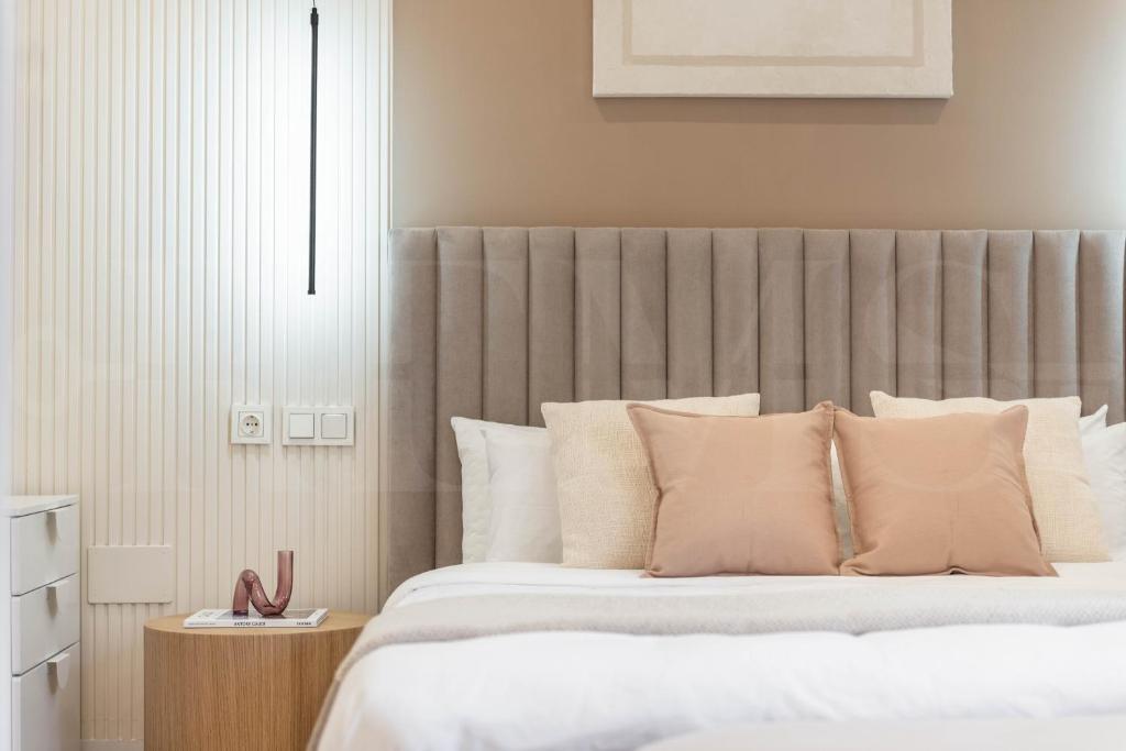 Posteľ alebo postele v izbe v ubytovaní Sophisticated apartment with balcony & city views by REMS