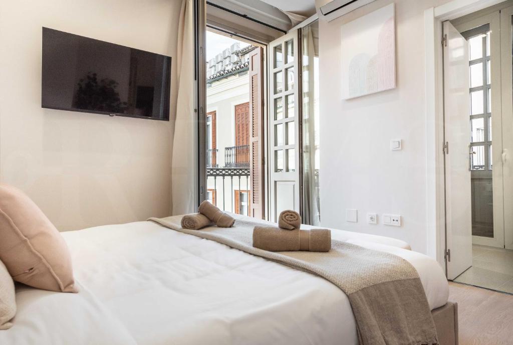 Posteľ alebo postele v izbe v ubytovaní Sophisticated apartment with balcony & city views by REMS