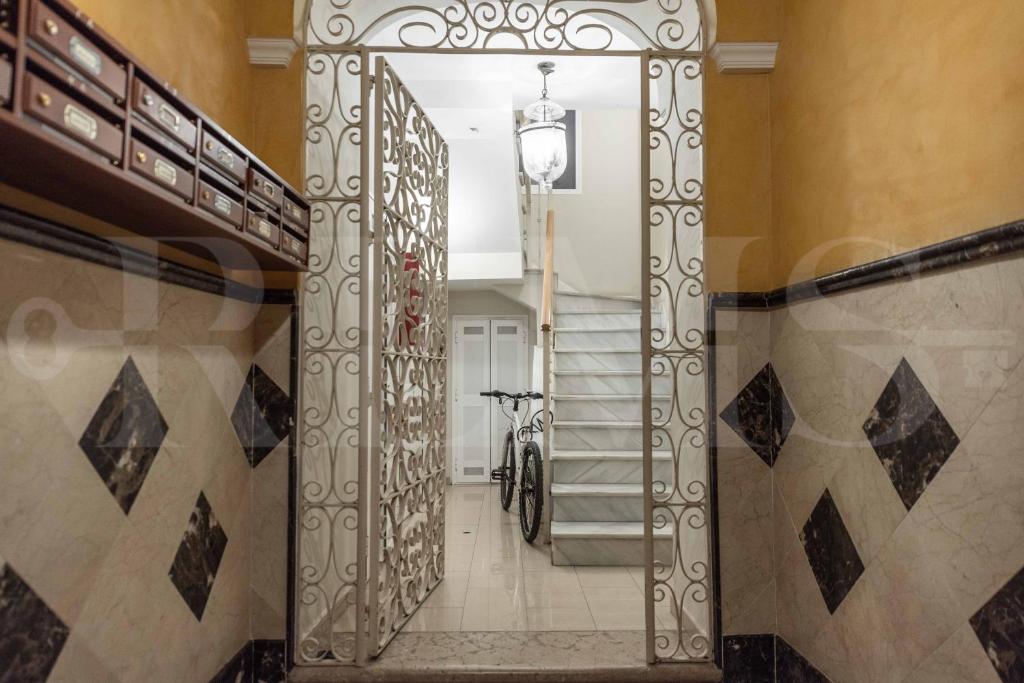 Kúpeľňa v ubytovaní Sophisticated apartment with balcony & city views by REMS