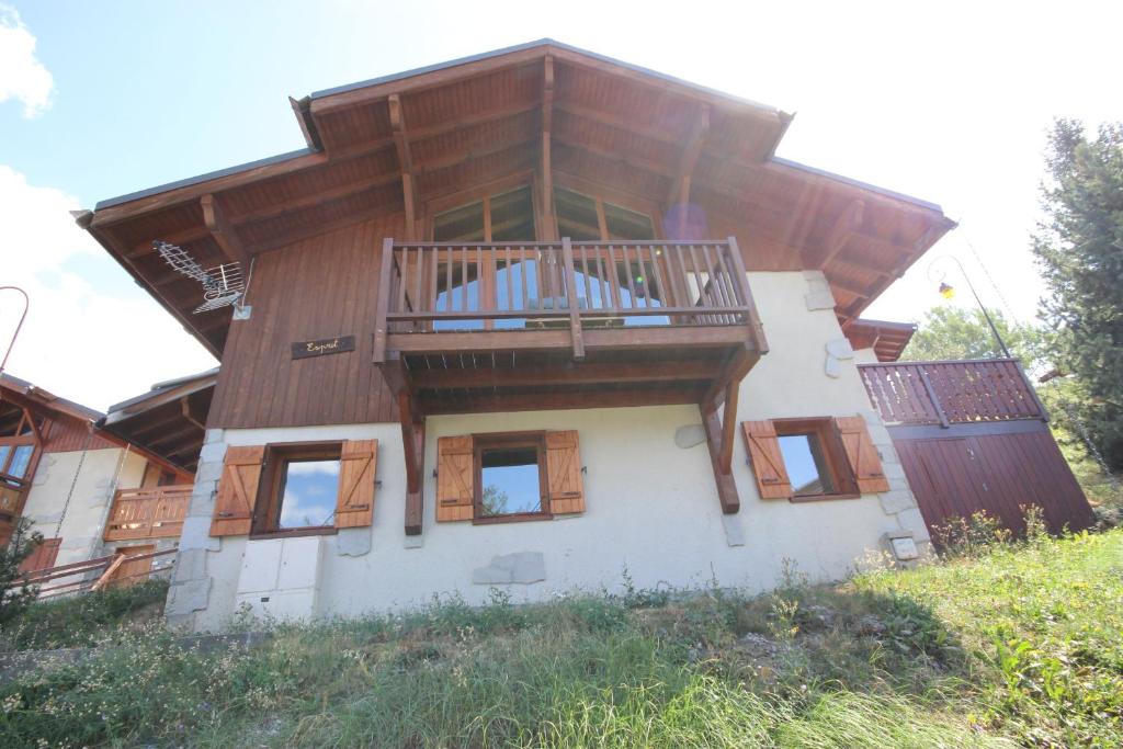 ein Haus mit Balkon auf einem Hügel in der Unterkunft Chalet La Plagne Montalbert 50m des pistes in La Plagne Tarentaise