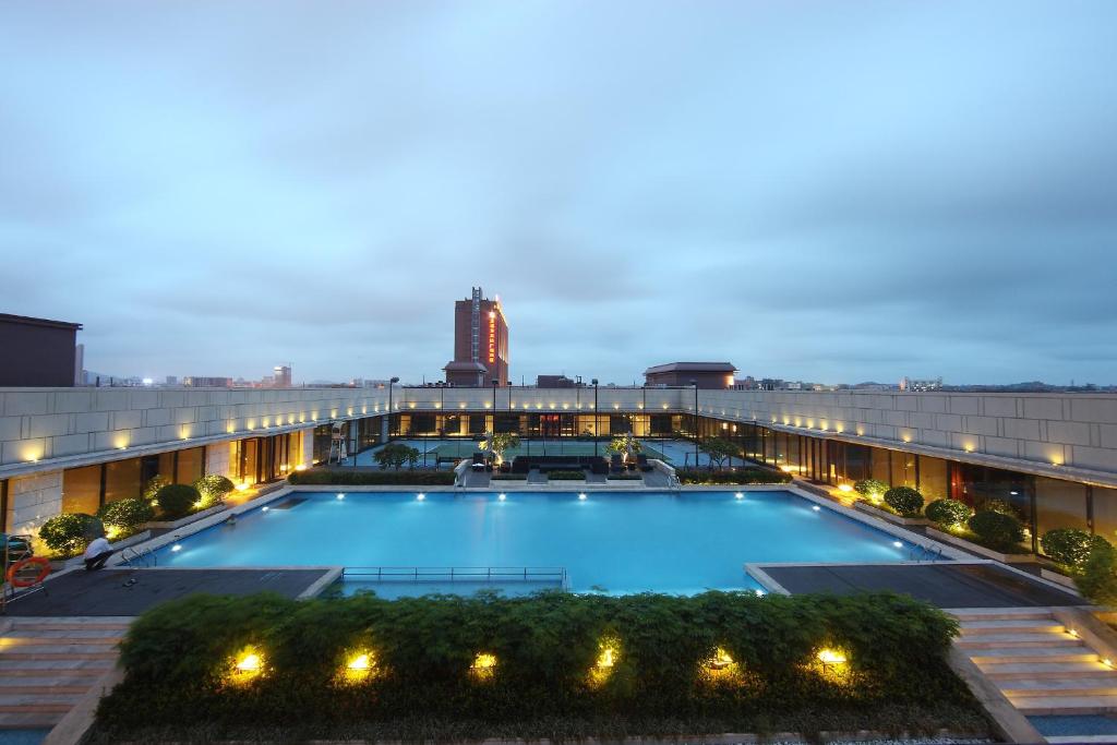 Bazén v ubytování Wyndham JinJiang Hotel nebo v jeho okolí