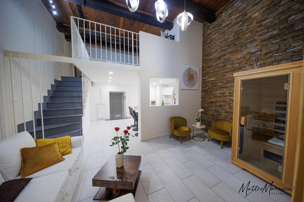 salon z białą kanapą i schodami w obiekcie GLAM house & boat w mieście Salerno