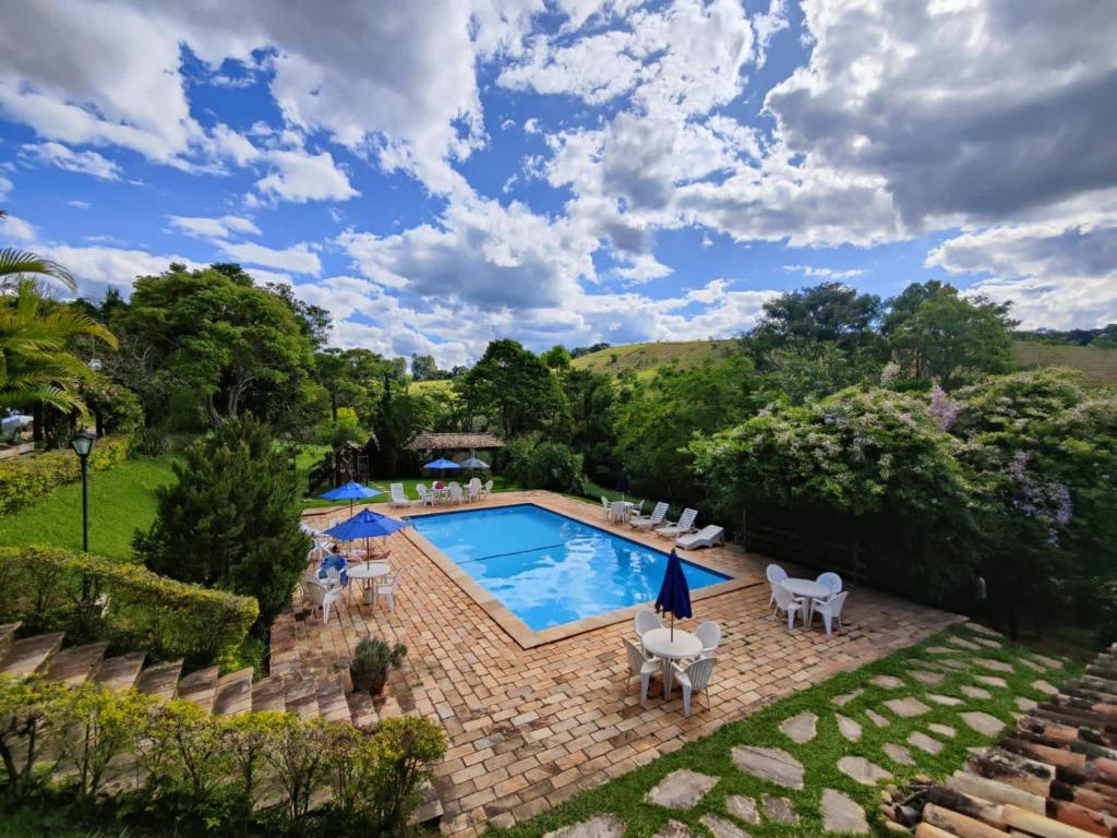einen Blick über einen Pool im Hof in der Unterkunft Chalés de Minas Hotel Fazenda in Caxambu