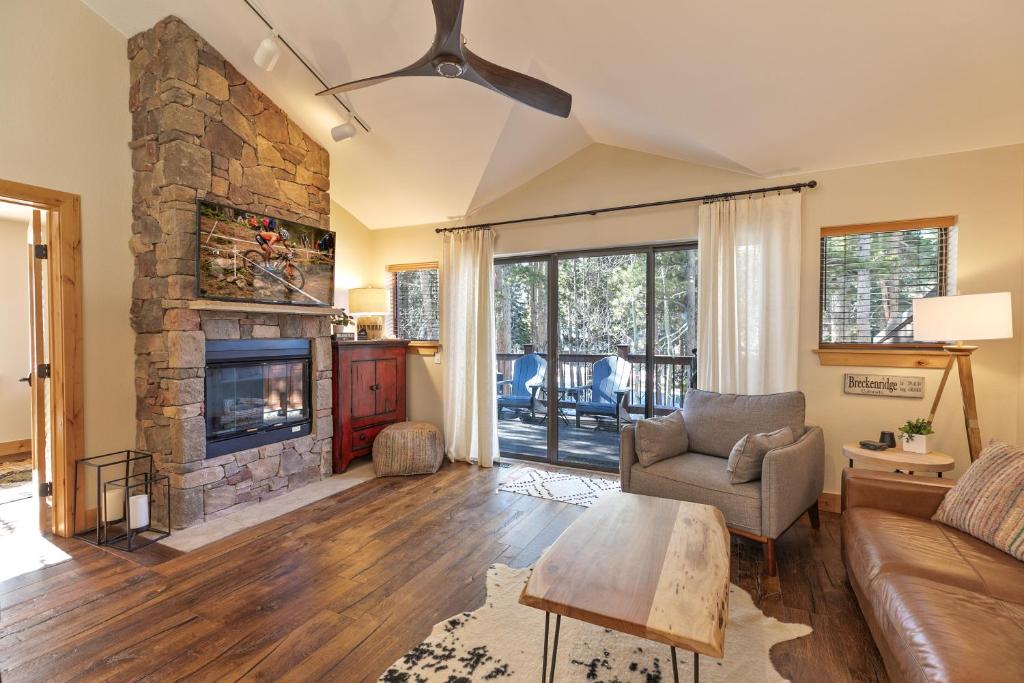 Χώρος καθιστικού στο Village Point Retreat Townhome: Walk to Town Lifts w/ Private Hot Tub