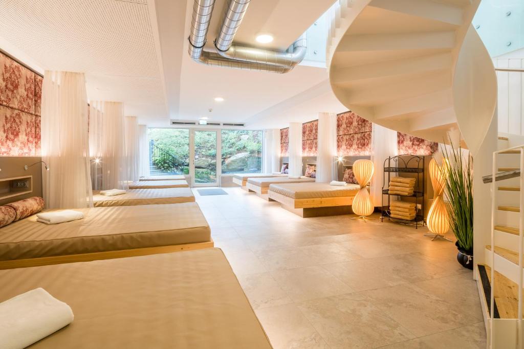 Postel nebo postele na pokoji v ubytování Schlosshotel Rosenau Superior