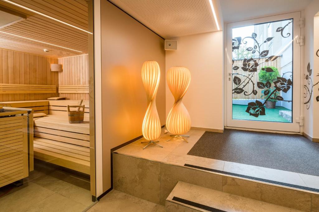 Postel nebo postele na pokoji v ubytování Schlosshotel Rosenau Superior