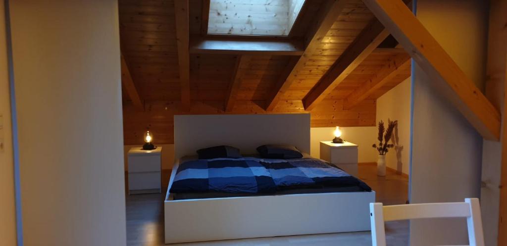 sypialnia z łóżkiem w pokoju z drewnianym sufitem w obiekcie Apartment Hohenwerfen w mieście Werfen
