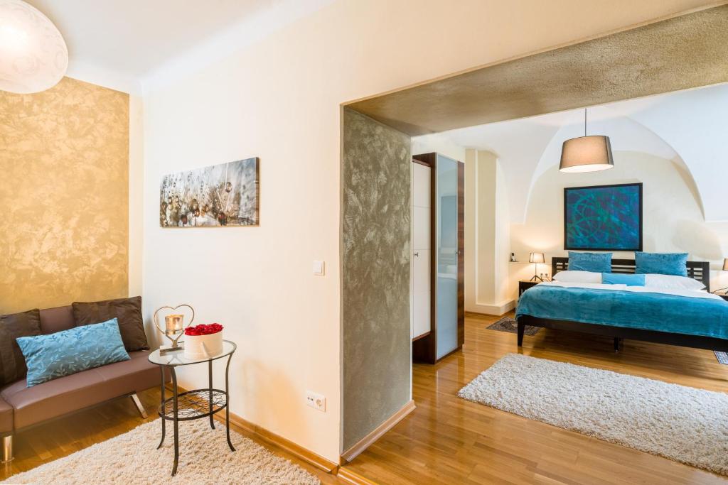 Postel nebo postele na pokoji v ubytování Schlosshotel Rosenau Superior